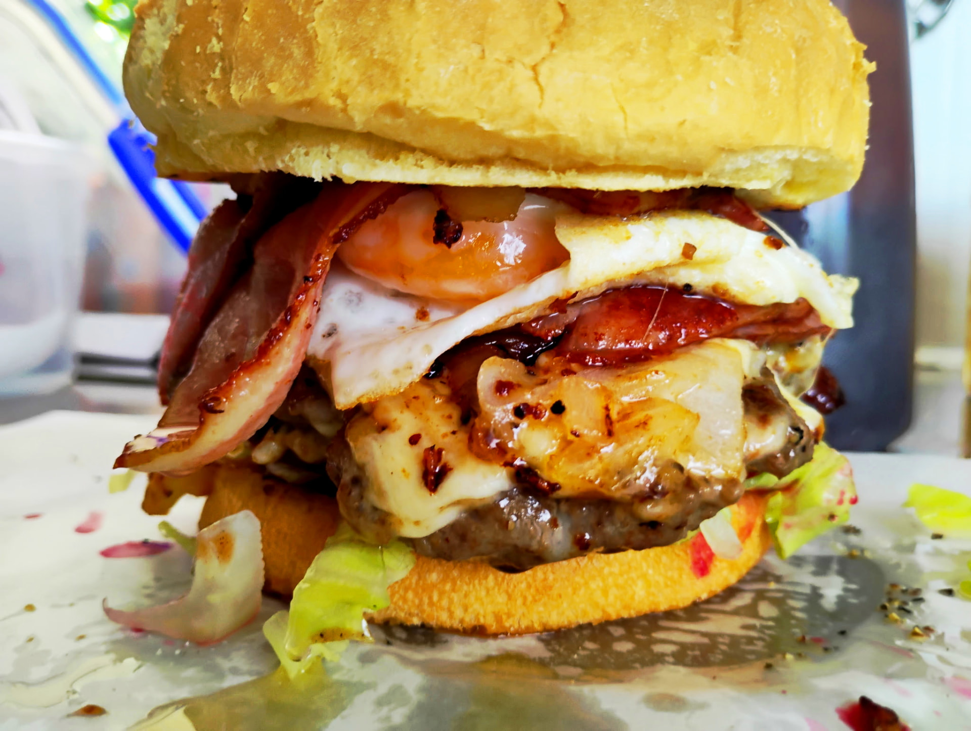 Hamburger with egg, lettuce, tomato and beetroot