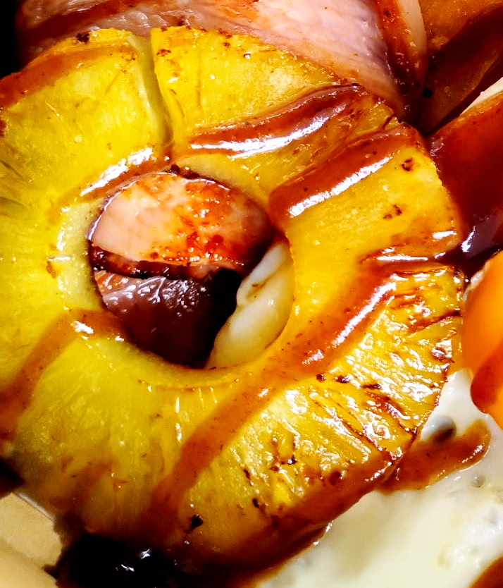 Grilled pineapple with bacon and sauce